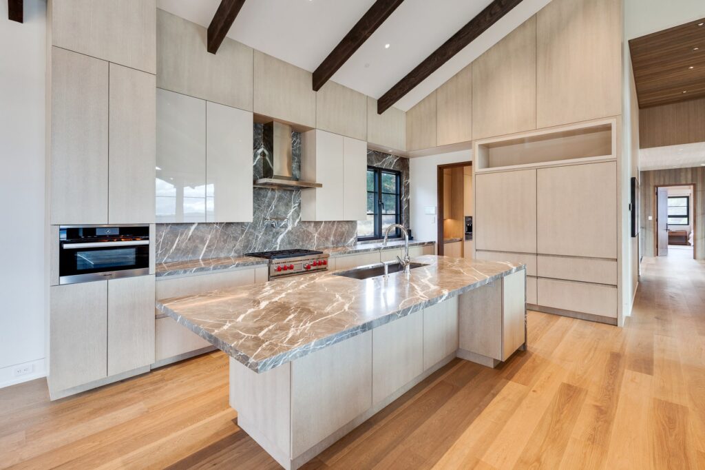 d-residence-in-The-Club-at-Black-Rock-mittmann-architect-large-kitchen