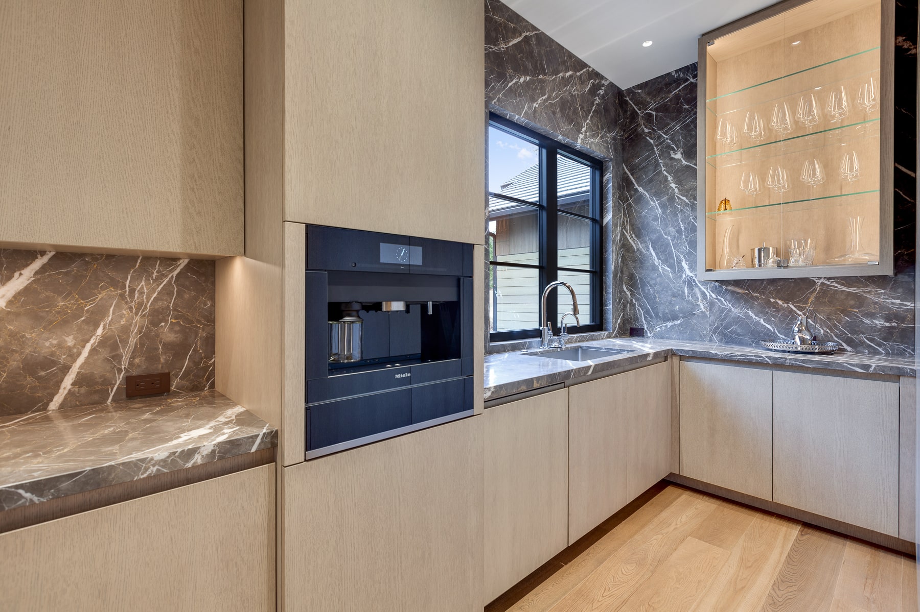 d-residence-in-The-Club-at-Black-Rock-mittmann-architect-part-of-kitchen