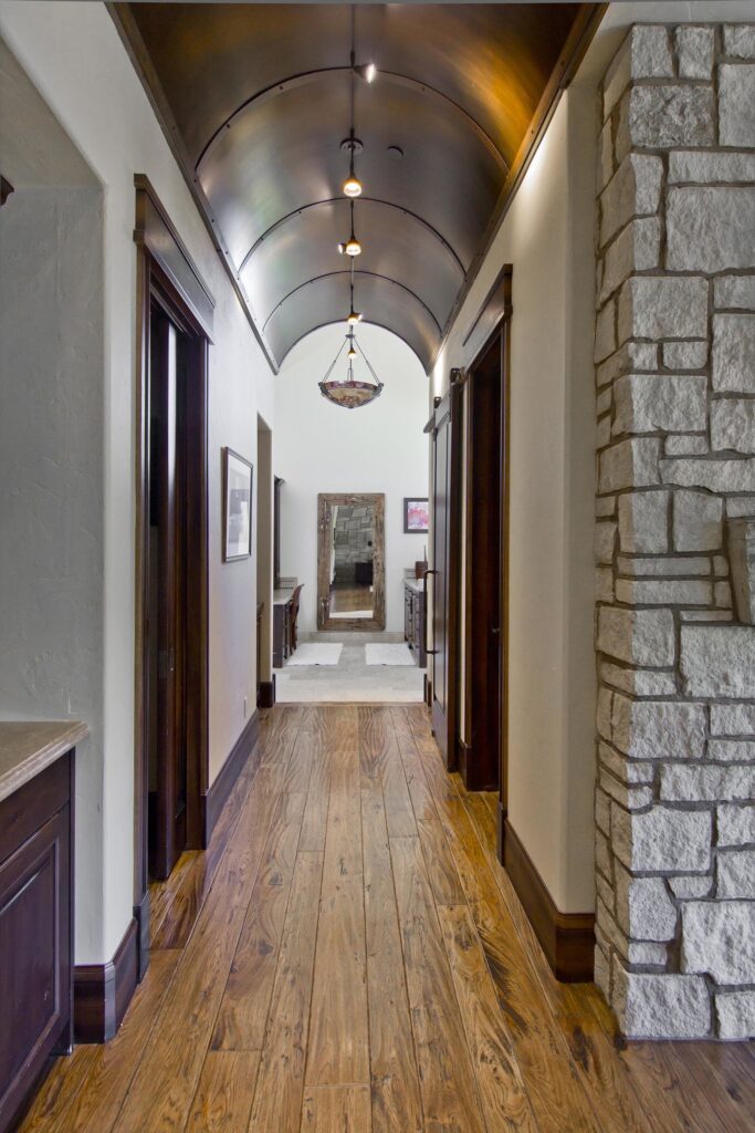 jackson-hole-residence-mittmann-architect-hallway