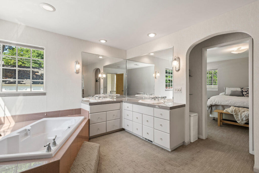 mittmann-architect-remodel-main-bathroom-after