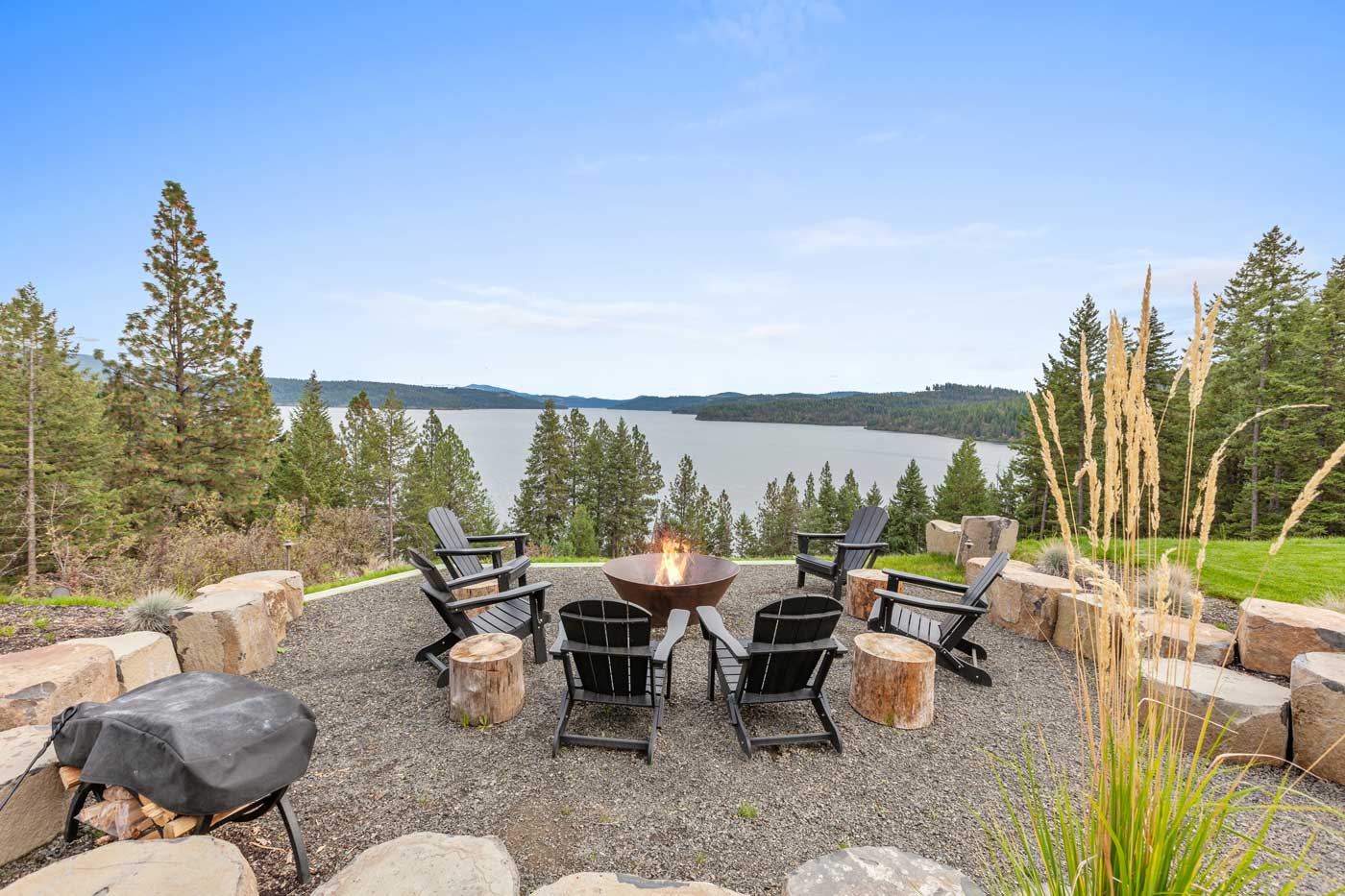 mittmann-architect-outdoor-firepit-and-lake